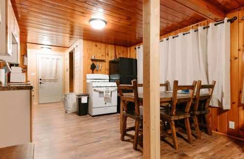 Phelps Cabina | Hillside Resort Cabin #1