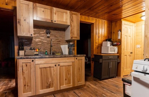 Phelps Cabina | Hillside Resort Cabin #1