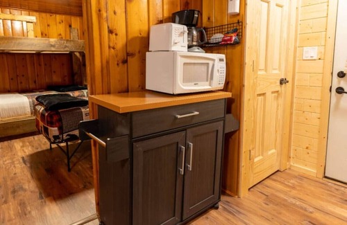 Phelps Cabina | Hillside Resort Cabin #1