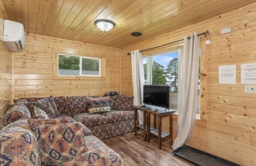 Phelps Cabina | Hillside Resort Cabin #10