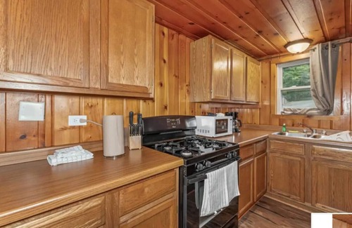 Phelps Cabina | Hillside Resort Cabin #6