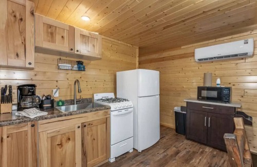 Phelps Cabina | Hillside Resort Cabin #9