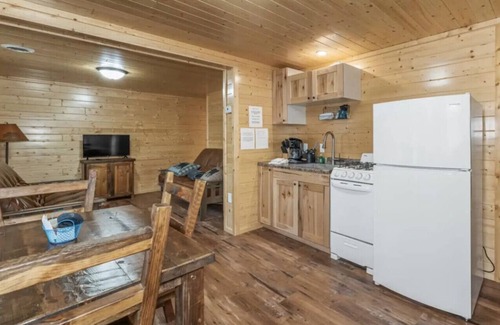 Phelps Cabina | Hillside Resort Cabin #9