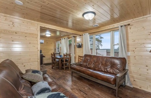 Phelps Cabina | Hillside Resort Cabin #9