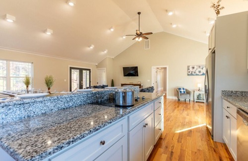 Trenton Casa | Hillside View on Tanglewood