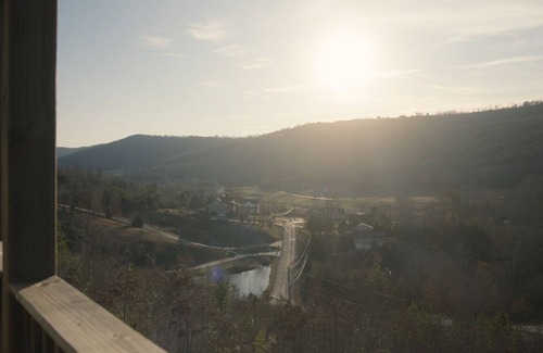 Trenton Casa | Hillside View on Tanglewood