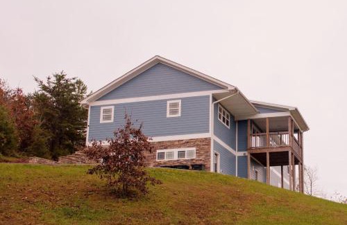Trenton Casa | Hillside View on Tanglewood