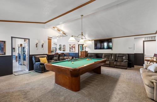 Tehachapi Casa | Hilltop 4BR Lake View Home with Jacuzzi, Pool Table, Wi-Fi