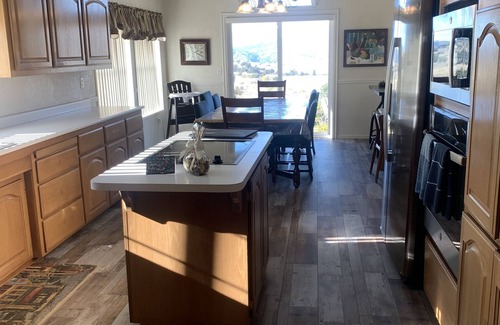 Tehachapi Casa | Hilltop 4BR Lake View Home with Jacuzzi, Pool Table, Wi-Fi