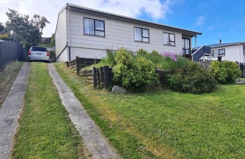 Porirua Casa | Hilltop Blue Sky House