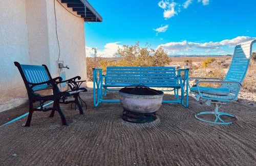 Twentynine Palms Casa | Hilltop Cabin with Starlink and View 10 mins to JT Park