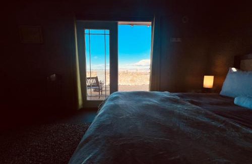 Twentynine Palms Casa | Hilltop Cabin with Starlink and View 10 mins to JT Park