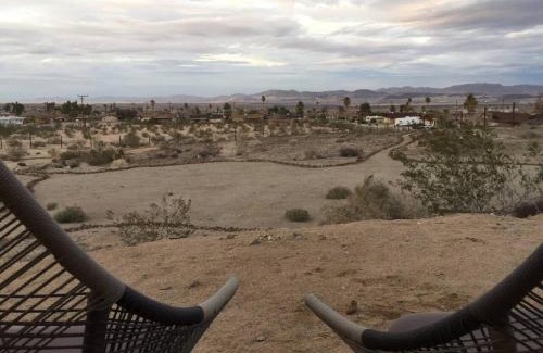 Twentynine Palms Casa | Hilltop Cabin with Starlink and View 10 mins to JT Park