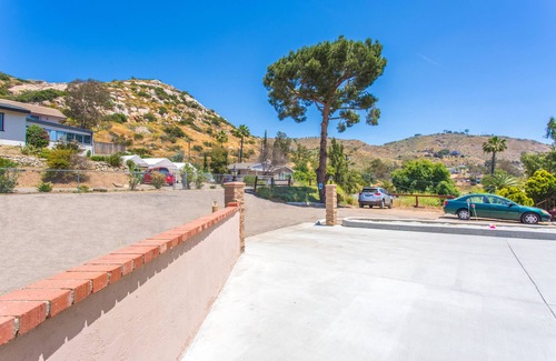 El Cajon Condominio | Condominio en la cima de una colina con vista panorámica (TDY)