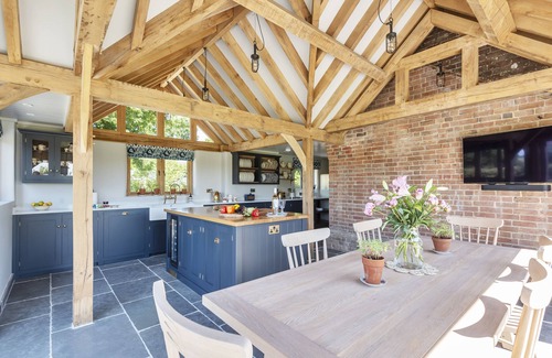 Wimborne Cabaña | Hilltop Cottage - a thatched cottage that sleeps up to 4 guests in 2 bedrooms