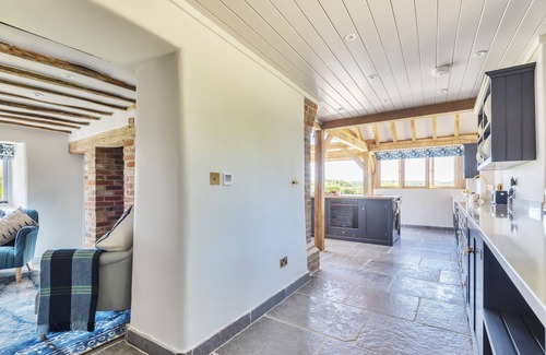 Wimborne Cabaña | Hilltop Cottage - a thatched cottage that sleeps up to 4 guests in 2 bedrooms