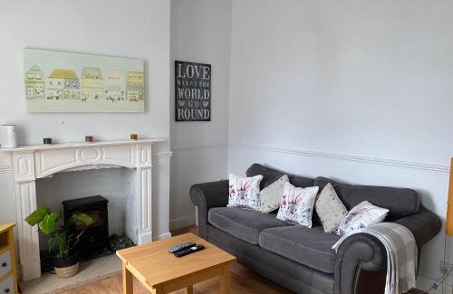 Chesterfield Casa | Hilltop Cottage