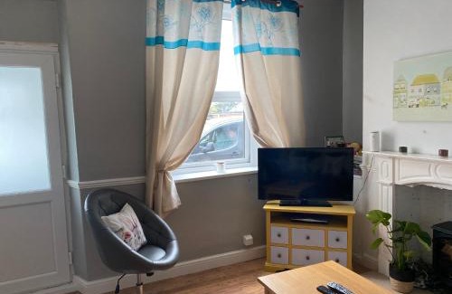 Chesterfield Casa | Hilltop Cottage