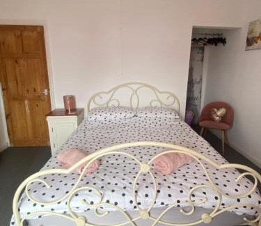 Chesterfield Casa | Hilltop Cottage