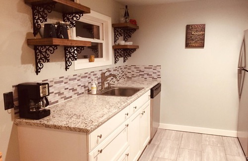 Mid America Casa | "Nuevo en VRBO" Quiet Country Cottage en 20 acres