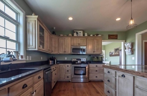 Columbia Otro | Hilltop Country Farmhouse