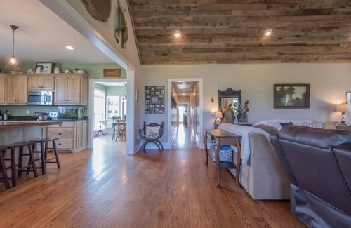 Columbia Otro | Hilltop Country Farmhouse