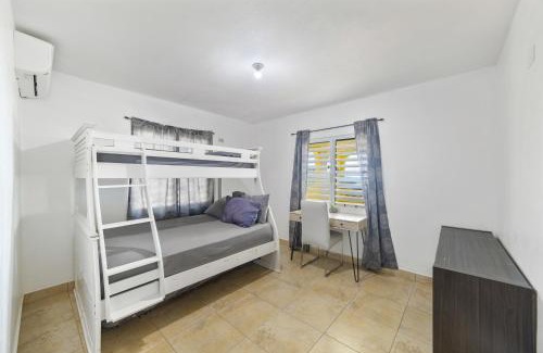 Florencio Casa | Hilltop Getaway with Huge Terrace