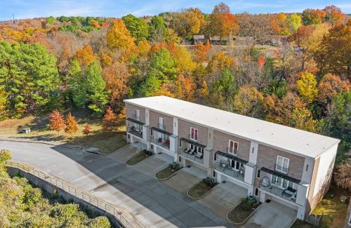Fayetteville Casa | Hilltop Haven-5 Min to DT & UofA-Modern