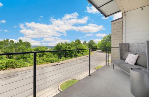 Fayetteville Casa | Hilltop Haven-5 Min to DT & UofA-Modern