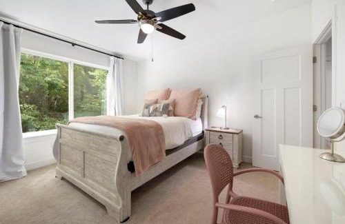 Fayetteville Casa | Hilltop Haven-5 Min to DT & UofA-Modern