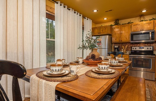 Gatlinburg Cabina | Hilltop Haven - Four Bedroom Chalet