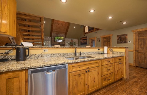 Gatlinburg Cabina | Hilltop Haven - Four Bedroom Chalet