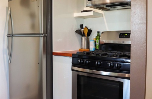 Los Angeles Casa | Hilltop Haven LA: Mountain Views & Luxury King Bed near Excellent Food!