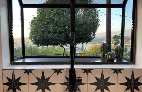 Los Angeles Casa | Hilltop Haven LA: Mountain Views & Luxury King Bed near Excellent Food!