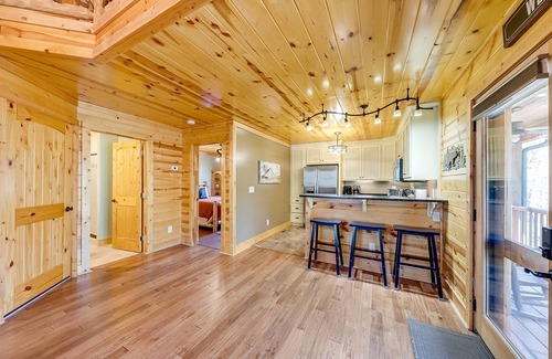 Helen Casa | Hilltop Haven- Secluded Rustic Cabin with Hot Tub & Game Room