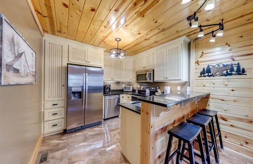 Helen Casa | Hilltop Haven- Secluded Rustic Cabin with Hot Tub & Game Room