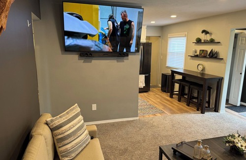 Sioux Falls Casa | Hilltop Heights Home. Safe neighborhood minutes from downtown.