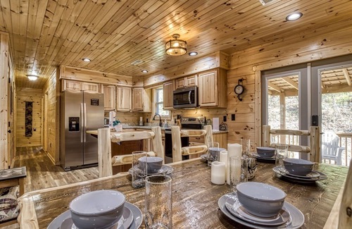 Sevierville Cabina | Hilltop Hideaway 3 Bedroom Cabin by RedAwning