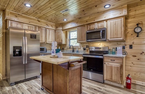 Sevierville Cabina | Hilltop Hideaway 3 Bedroom Cabin by RedAwning