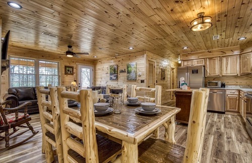 Sevierville Cabina | Hilltop Hideaway 3 Bedroom Cabin by RedAwning