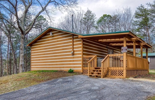 Sevierville Cabina | Hilltop Hideaway 3 Bedroom Cabin by RedAwning
