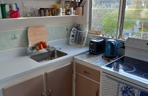 Red Beach Cabaña | Hilltop Hideaway Cottage in Pinewoods Holiday Park