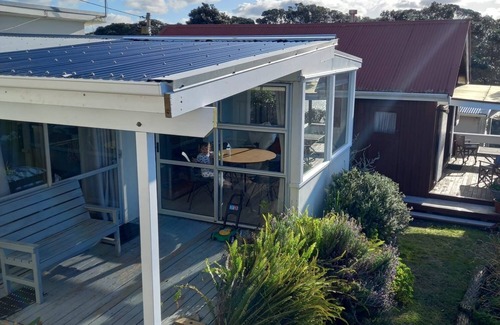 Red Beach Cabaña | Hilltop Hideaway Cottage in Pinewoods Holiday Park
