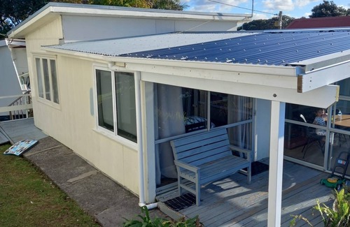 Red Beach Cabaña | Hilltop Hideaway Cottage in Pinewoods Holiday Park