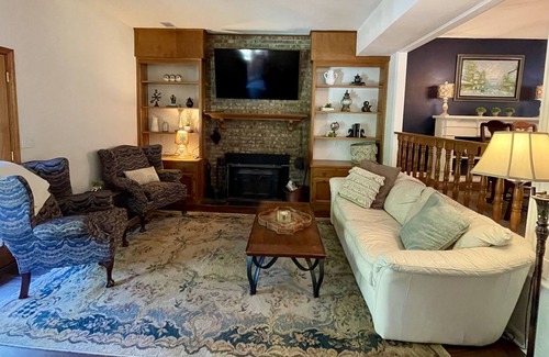 Northport Casa | Hilltop Hideaway-Family friendly gem-swimming pool, hot tub, games & more!