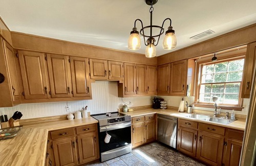 Northport Casa | Hilltop Hideaway-Family friendly gem-swimming pool, hot tub, games & more!