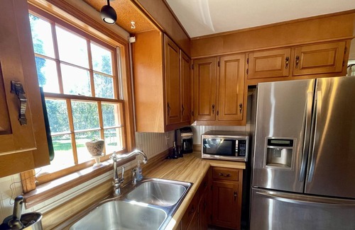Northport Casa | Hilltop Hideaway-Family friendly gem-swimming pool, hot tub, games & more!