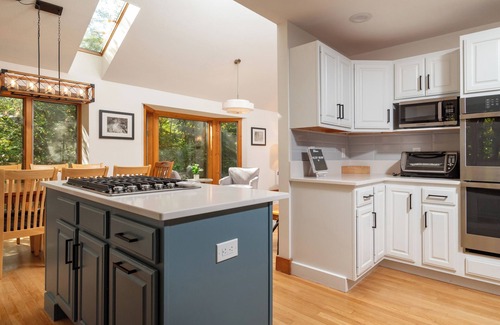 Grantham Casa | Hilltop Hideaway- Gorgeous Fall foliage, 4 bed, 3 ba; EV charger: