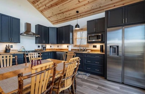 McHenry Cabina | Hilltop Hideaway, Sleeps 7, Hot tub, and fire pit!!