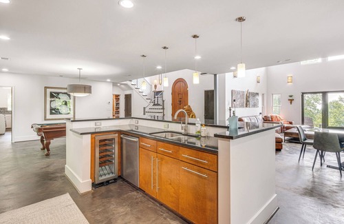 Lynn Casa | Hilltop Home w/Hot Tub & Views: Blue Ridge Mtn